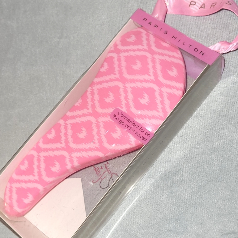 Paris Hilton Detangler Lightweight Vegan Brush.